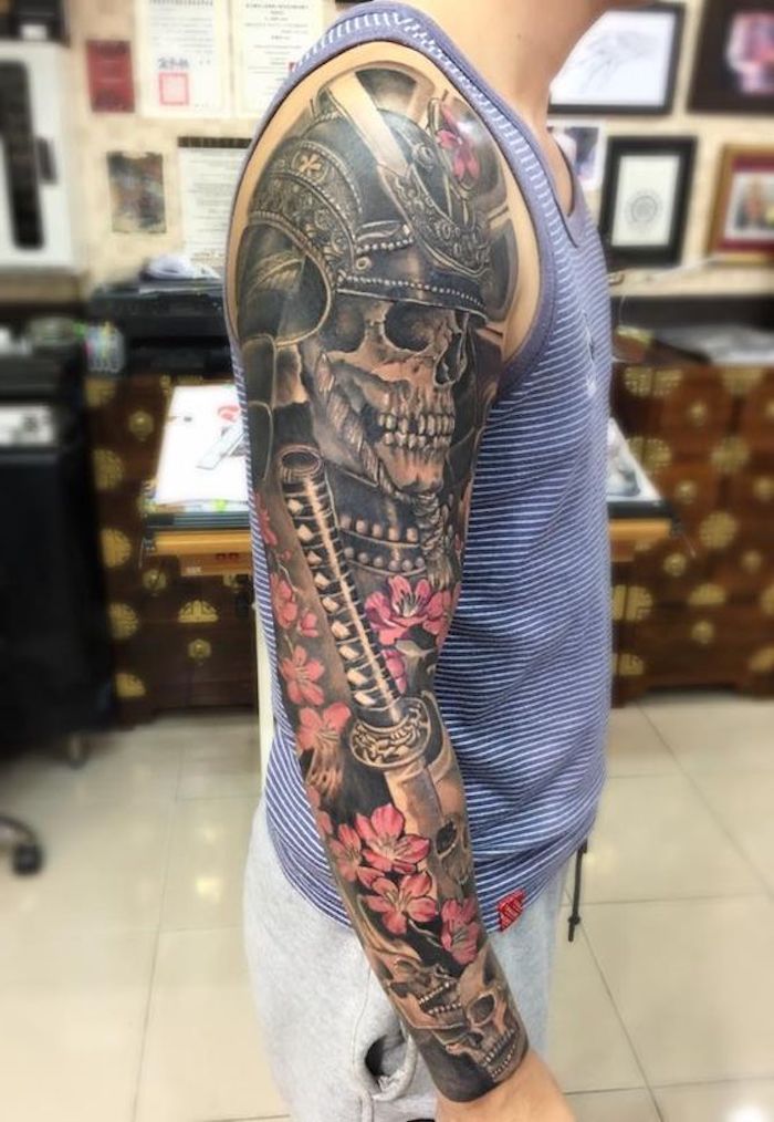 kovotojo tatuiruotė, šalmas, kaukolė, raudonos gėlės, rankovė, tatuiruotės rankovė