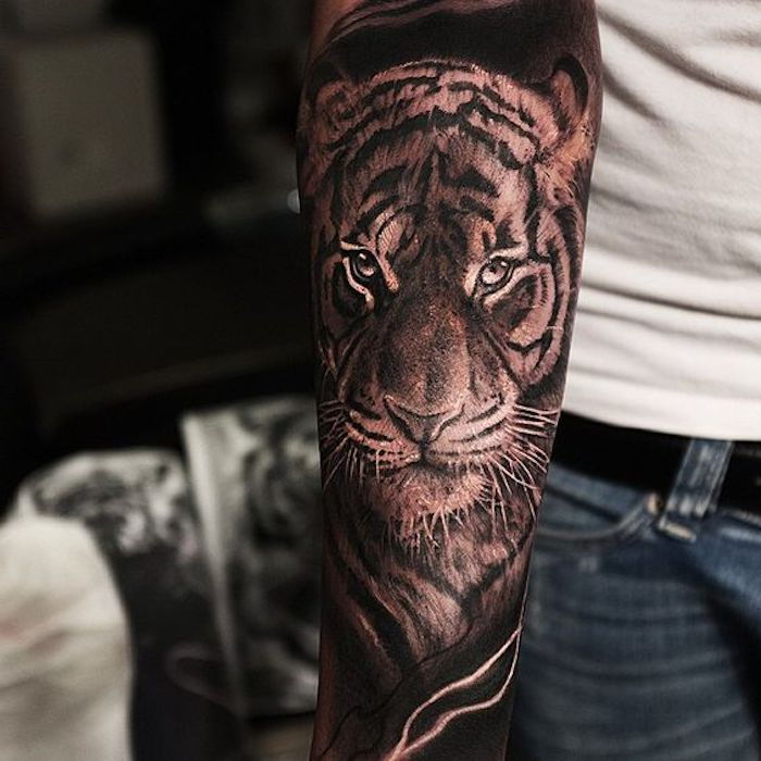 tatuaggio di tigre, jeans, maglietta bianca, tatuaggio del braccio, braccio
