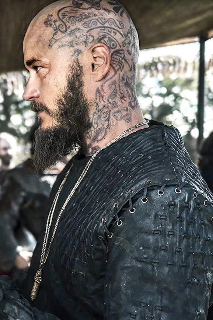 viking tatovering, mann med langt skjegg, tatovering hode