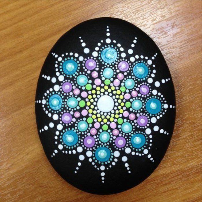 Imagine Mandala pe fundal negru, șablon în formă de înghețată, alb, albastru, galben, verde, purpuriu și roz Rafbe