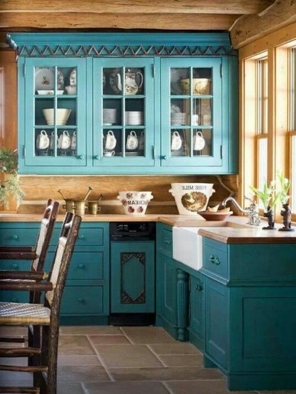 Mėlyna gražioje kaimiškoje virtuvėje