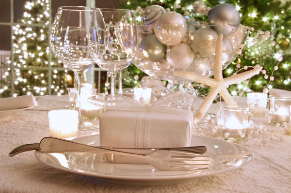 hvit juledekorasjon til bordet
