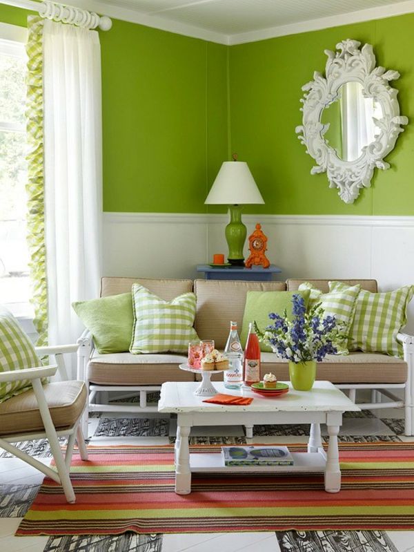 cortinas brancas e espelhos em uma parede verde