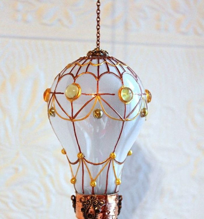 tinkering med glödlampor, hängande dekoration av vit päron med gyllene element