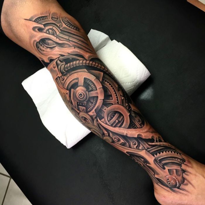 biomechanica tatoeage in zwart en grijs op het been, tatoeage been