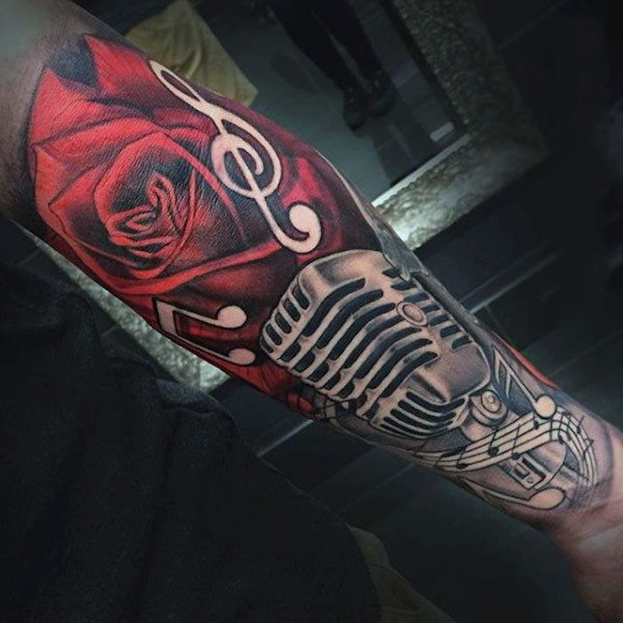Tattoo mening, ärm tatuering med röd ros, mikrofon och anteckningar