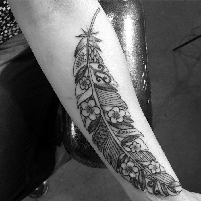 Sens de pene de tatuaj, tatuaj mare cu pene și flori