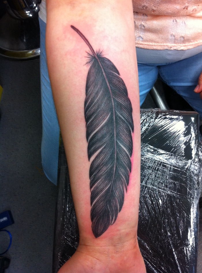 tatuaj mare cu pene în negru și gri, tatuaj realist cu motiv de pene