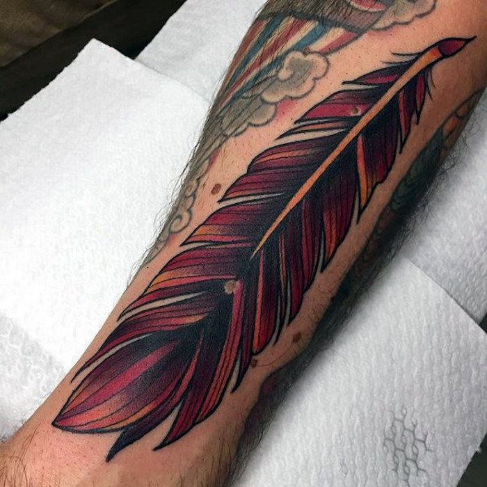 tatuaj cu pene mare, om cu tatuaj colorat cu pene rosii