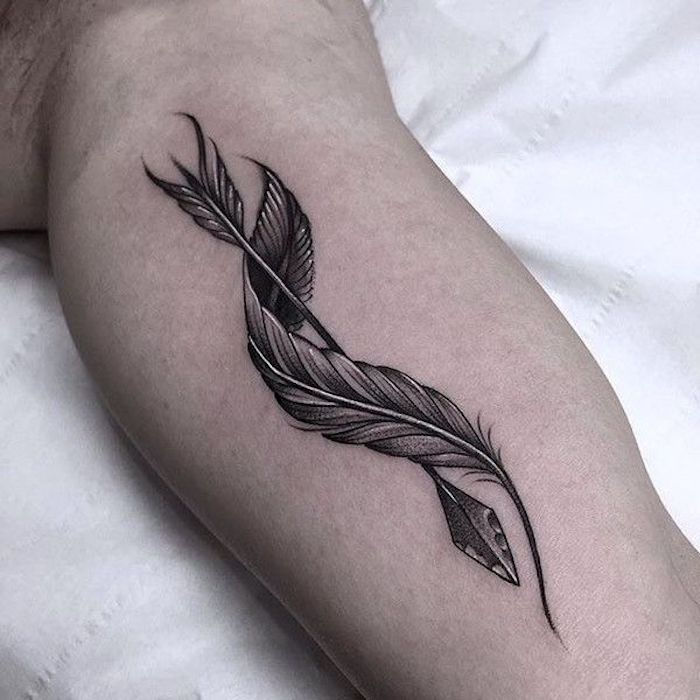 negru și gri tatuaj în formă de pene, în combinație cu săgeată, tatuajul brațului superior