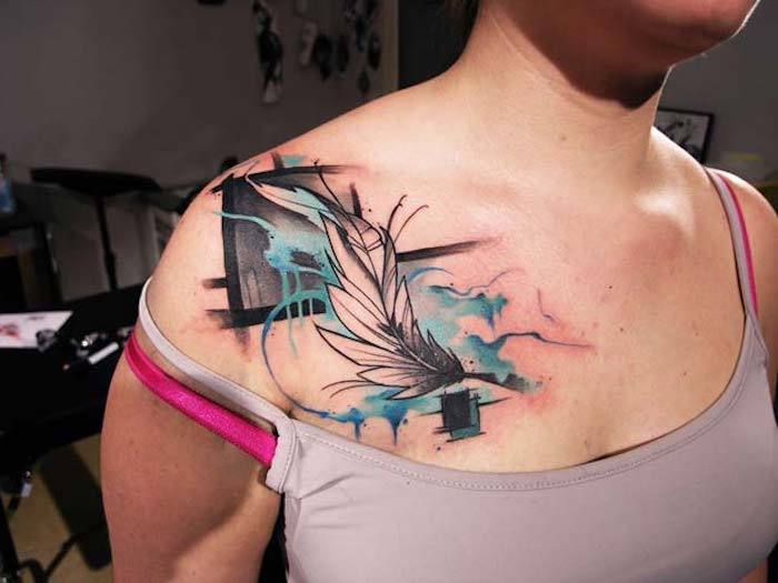 femeie cu tatuaj colorat pe piept, tatuaje pentru femei