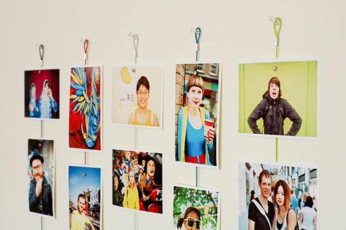 Bilder av vänner som hänger på färgglada snören