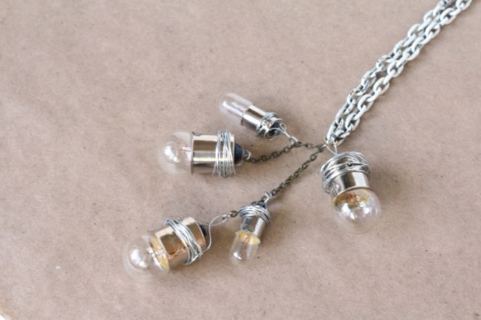 DIY náhrdelník vyrobený z mini žiaroviek s drôtom a reťazou, diy šperky