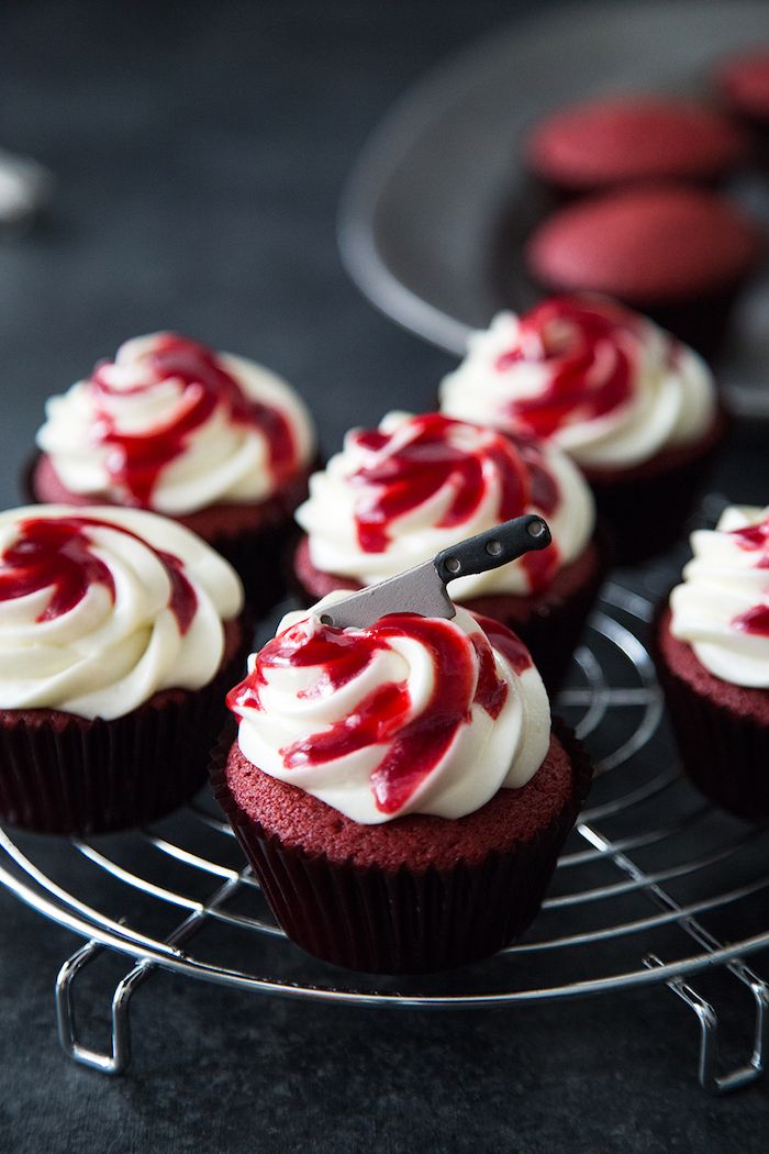 Receitas de helloen, cupcakes de veludo vermelho com creme branco e calda de cereja