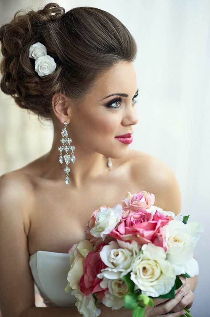 bella sposa con updo con rose e bellissimo bouquet