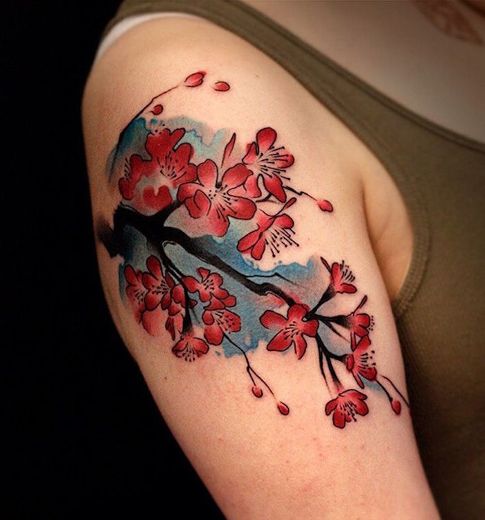cireș tatuaj înflorit, femeie cu tatuaj colorat pe umăr