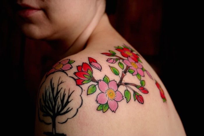 tatuaj colorat de cireșe pe umăr, tatuaje pentru femei