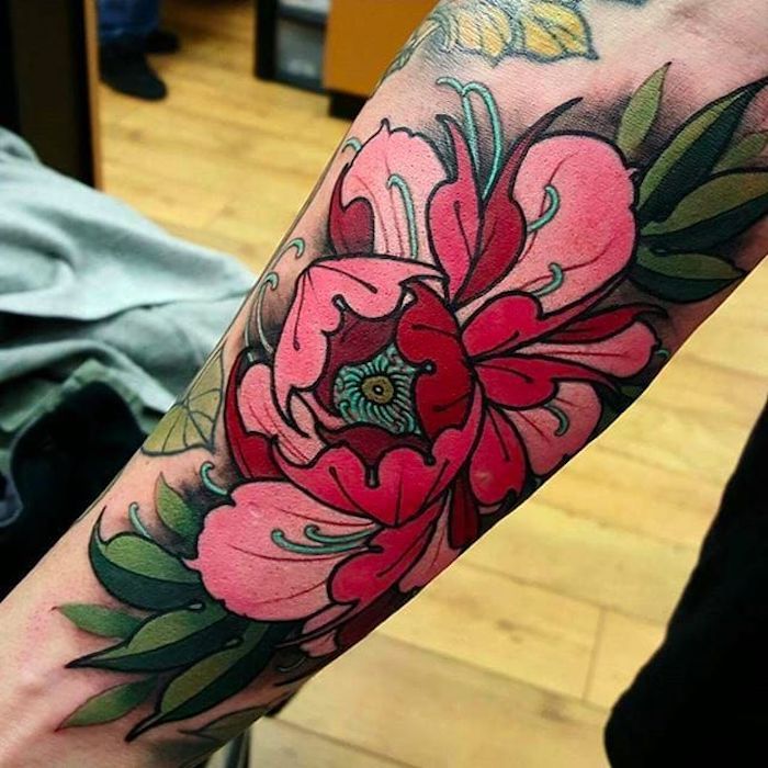 blommor och deras betydelse, stor röd blomma på underarm, arm tatuering