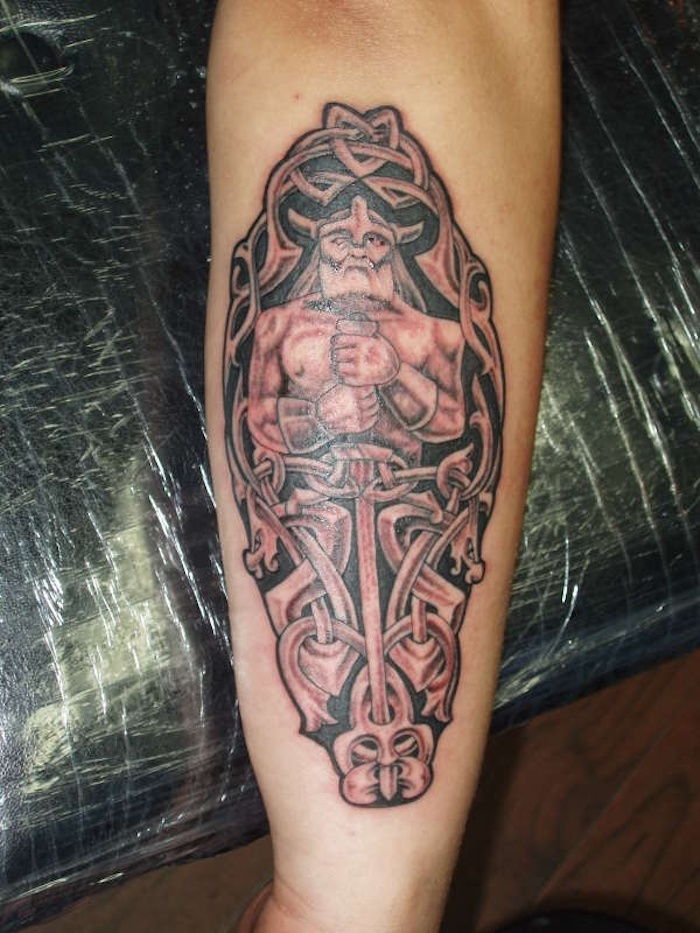 viking tattoo, roko, podlaket, tetovaža podlaktice, viking, meč