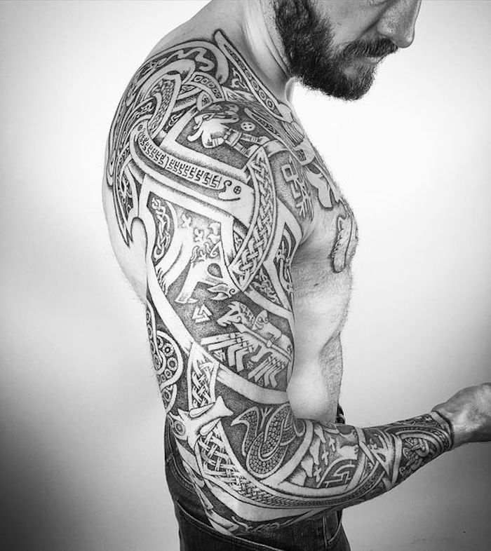 viking tatovering, mann, tatoveringshylse med mange elementer