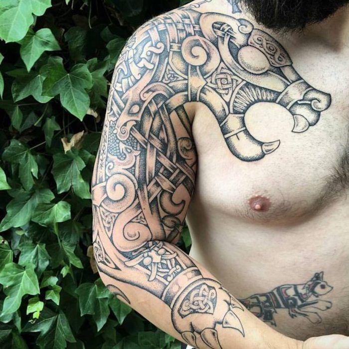 nordijska tetovaža z mnogimi elementi, tiger, prsni koš, tatoo za roke,