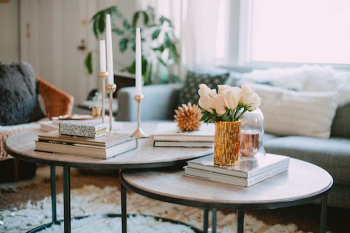 Dekorationsidéer för ett 2-bordsset: färska vita blommor, vita ljus, några böcker