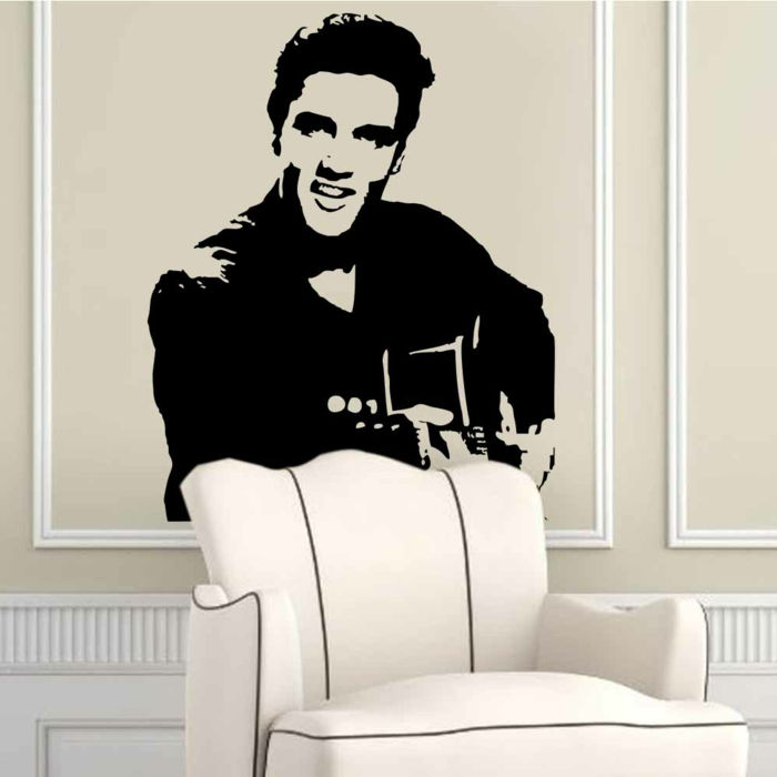 Rockabilly deco väggdekal Elvis Presley med gitarr klistrad över en vit fåtölj