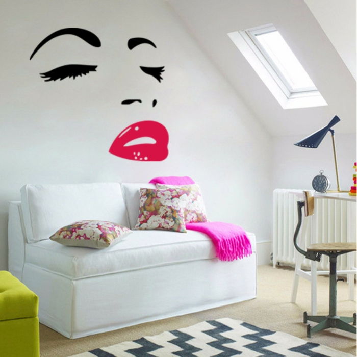 ett ansiktsväggdekal över vit soffa med färgstark kuddemattan med geometrisk mönster rockabilly deco