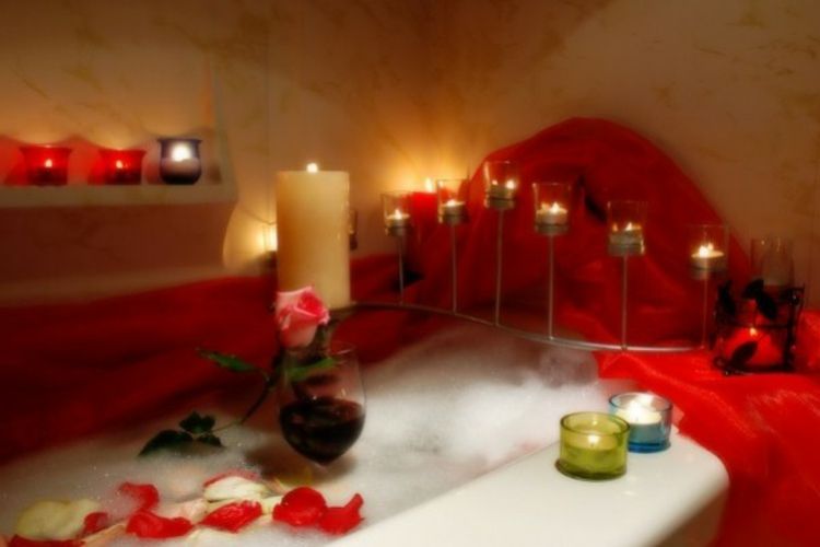 özel banyosu-anlar-ile-mumlar-kırmızı çiçek badesal-parfüm-ve-belli-kişi