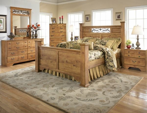 notranja hiša stilu spalnica - velika lesena postelja