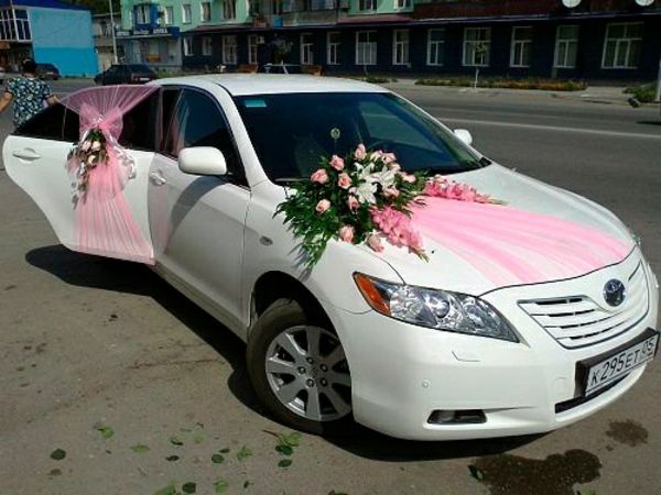 ružová dekorácia pre auto na svadbu