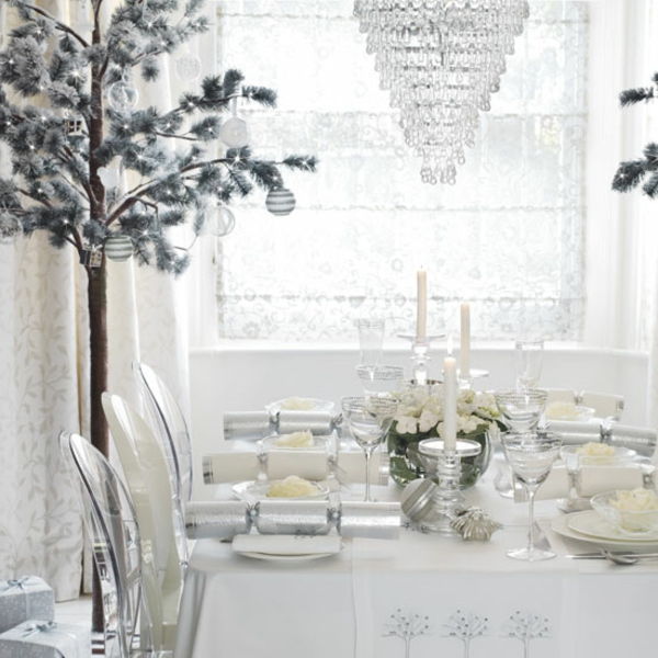 hvit juledekorasjon - til spisestuen - stearinlys på bordet