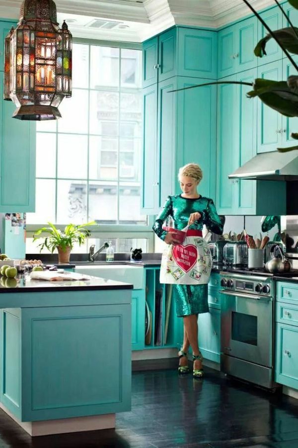 mėlyna šiuolaikinė virtuvė su labai graži moteris joje
