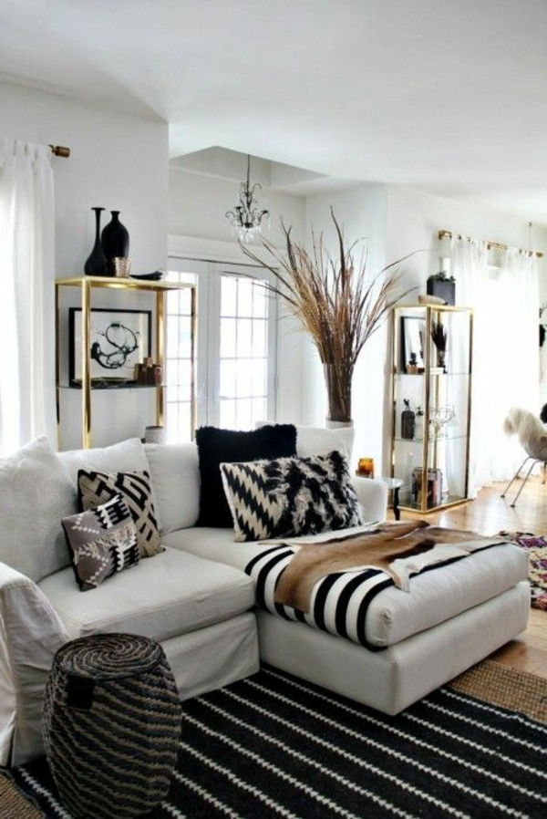 Vardagsrummet upprättat - soffa i vitt och svart