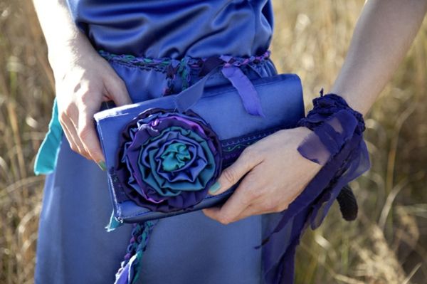 een clutch naaien - een vrouw met een mooie blauwe handtas - vilten bloem
