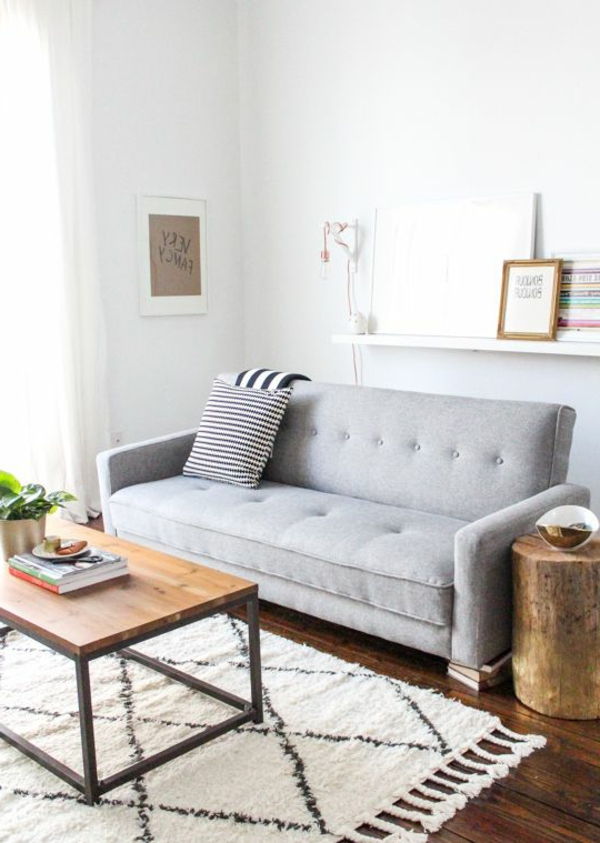 Vardagsrummet - träbord och grå soffa