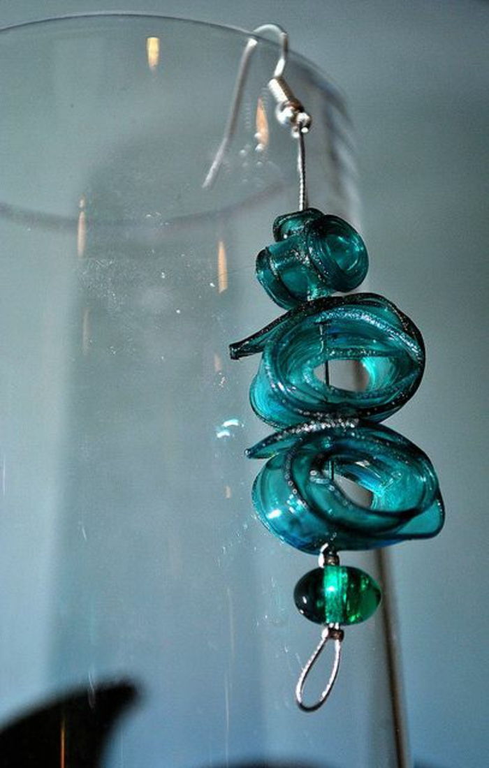 glas, diy sieraden gemaakt van blauw plastic, maak zelf oorbellen