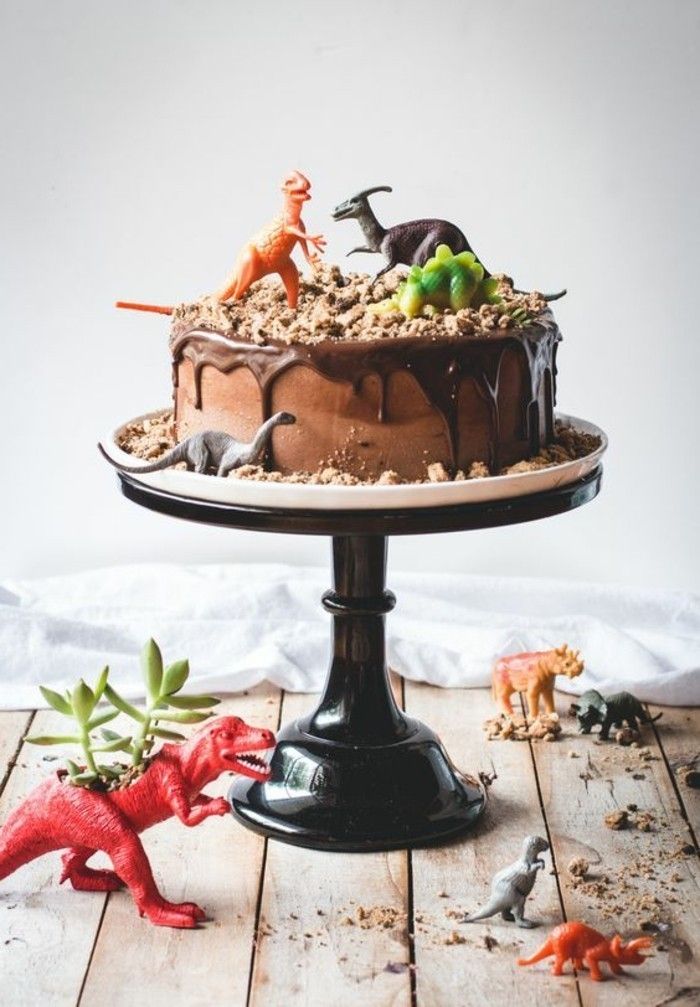 6-pra-birthday cake-of-chocolate-urządzone-z dinozaurami