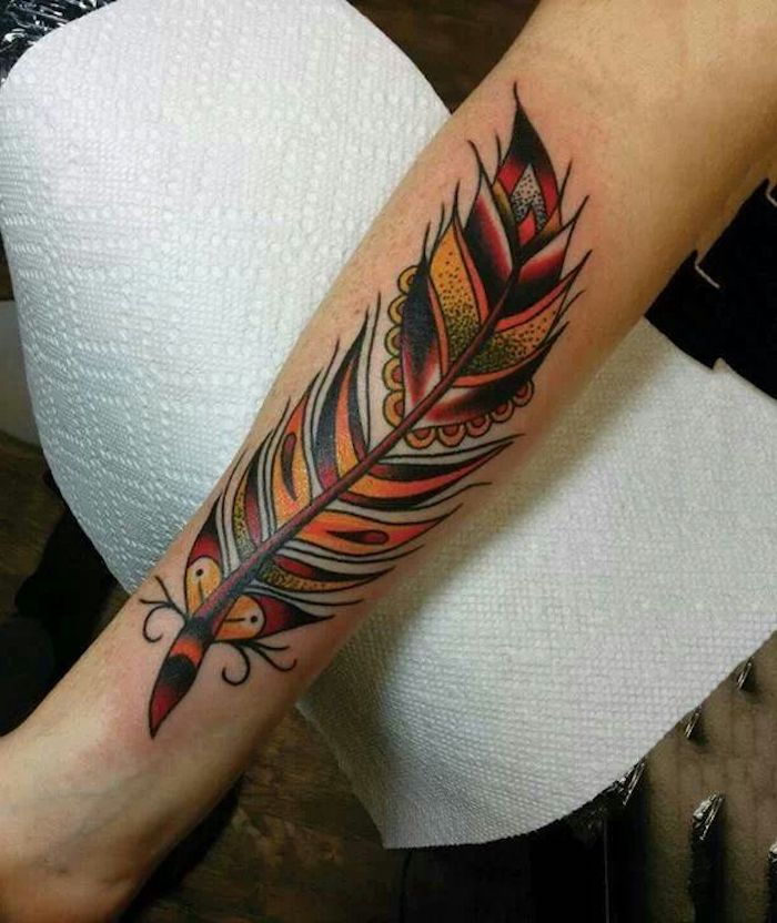 pantofi tatuaje pe braț, tatuaj în portocaliu, roșu și negru