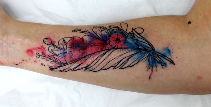 tatuaje cu pene colorate, pene în combinație cu flori, tatuaje pentru femei