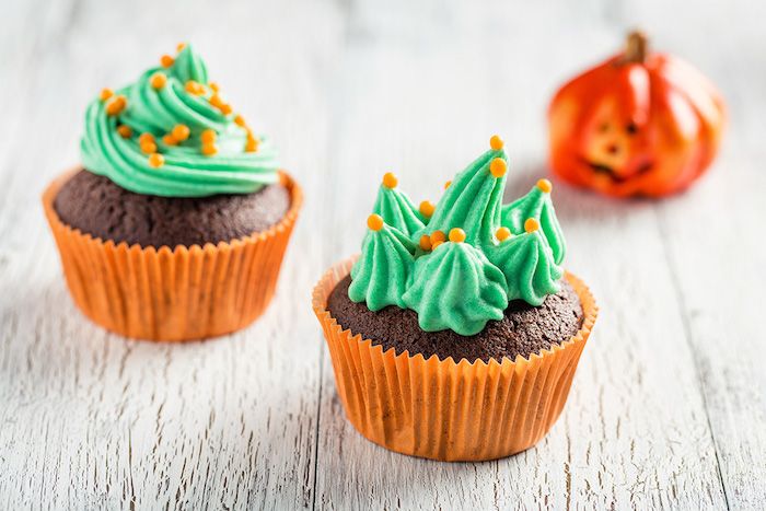 Halloween muffins med choklad dekorerad med grön kräm
