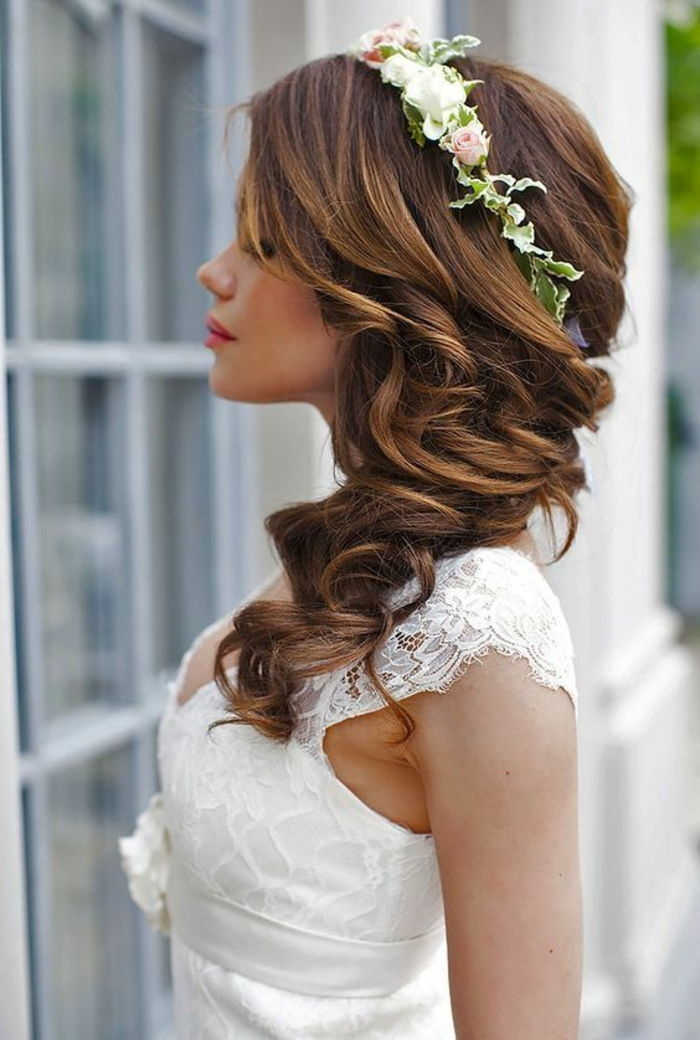 šiuolaikiška nuotaka su išgalvotomis vestuvių šukuosenomis su rožių