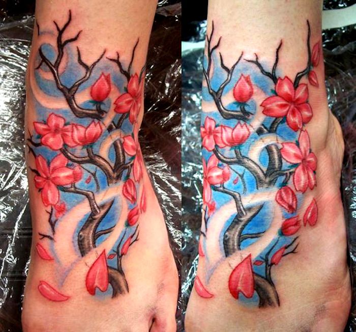 Cireș de cireșe tatuaj pe picior, creangă cu flori roz ca un motiv de tatuaj