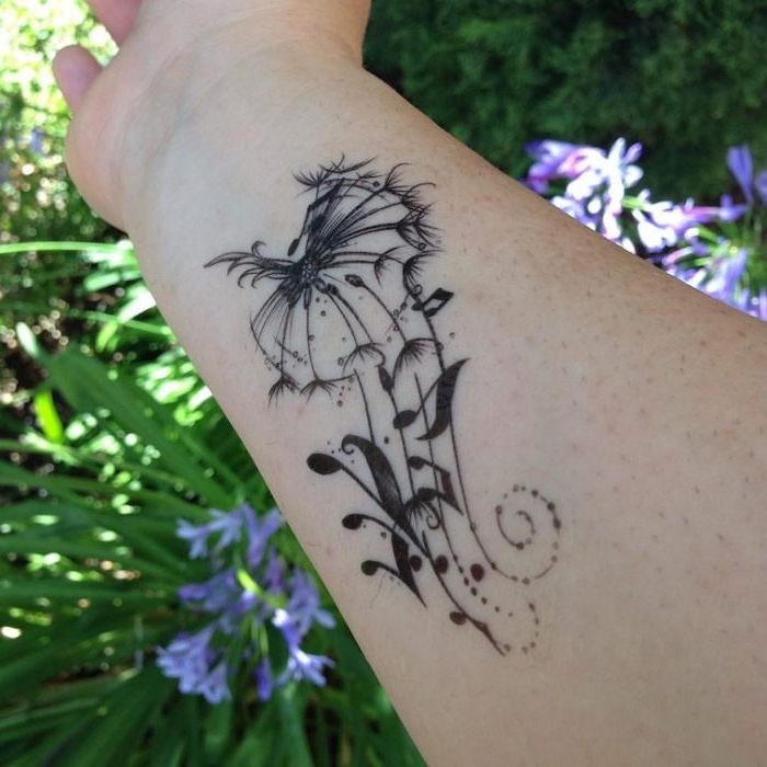tatuaje cu înțeles, tatuaj floral în combinație cu note
