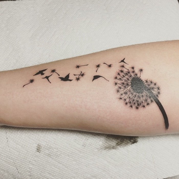 papusa tatuaj în negru și gri, tatuaj braț