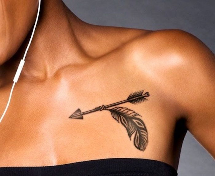 tatoeages voor vrouwen, tattoo in zwart en grijs met veren en pijl