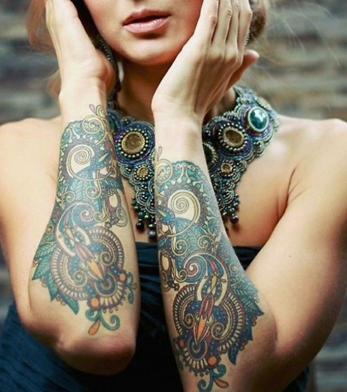 tatoeages voor vrouwen, dame met grote ketting en kleurrijke tatoeages
