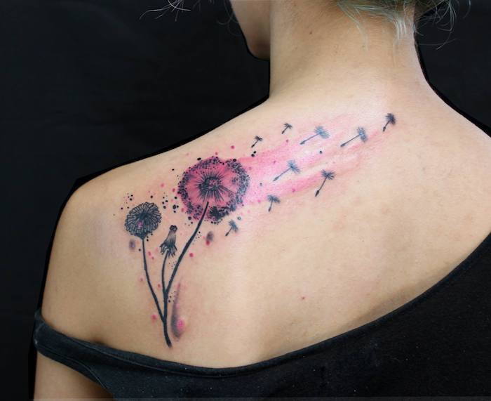 simboluri tatuaj, femeie cu tatuaj floral pe spate, tatuaje pentru femei