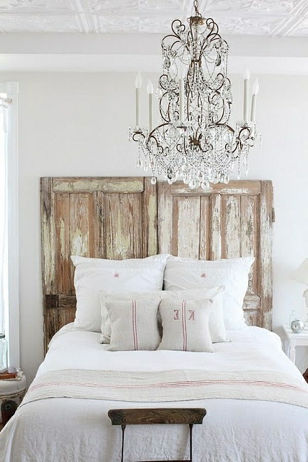 spalnica imlandhausstil - presenetljiva lesena tabla in kristalni lestenec