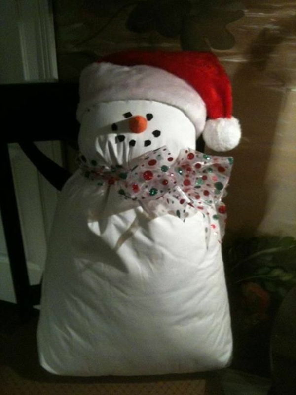 hvit juledekorasjon - en hjemmelaget snømann